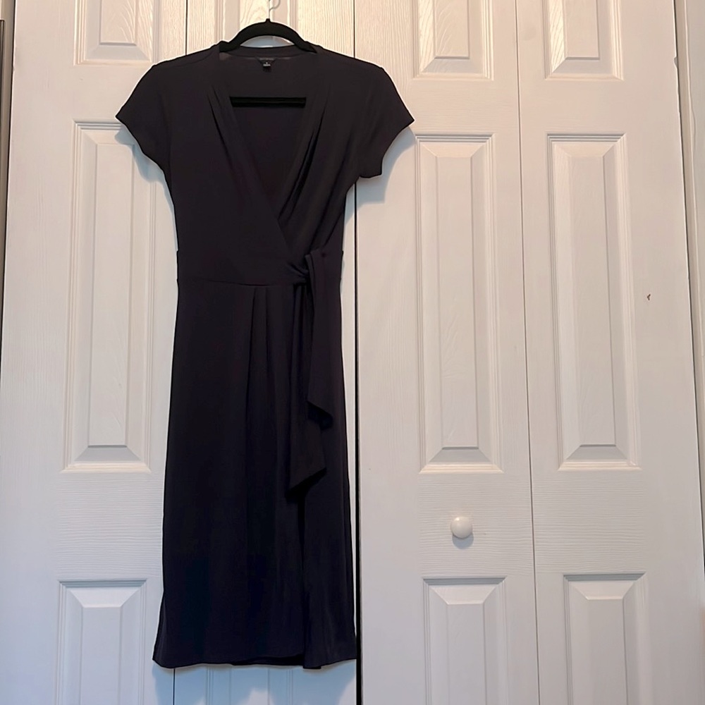 Ann Taylor size 2 short sleeve navy blue wrap around knee length dress